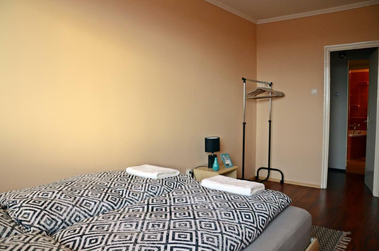 Panorama View Family Apartment เวสเปรม ภายนอก รูปภาพ